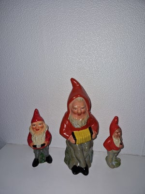 Gamle tyske nisser i ler - Vintage - Retro, 1 nisse med harmonika lille afskalling af maling på huek