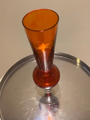 Vase, Glas, Høj skøn orange glasvase på fod og smuk form.  

Dekorativ både med og uden blomster.  F