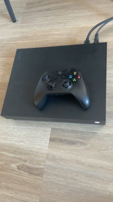 Xbox One X, 1TB, God, Xbox one x sælges. Inkluderer 1 trådløs controller og charger. Extra controlle