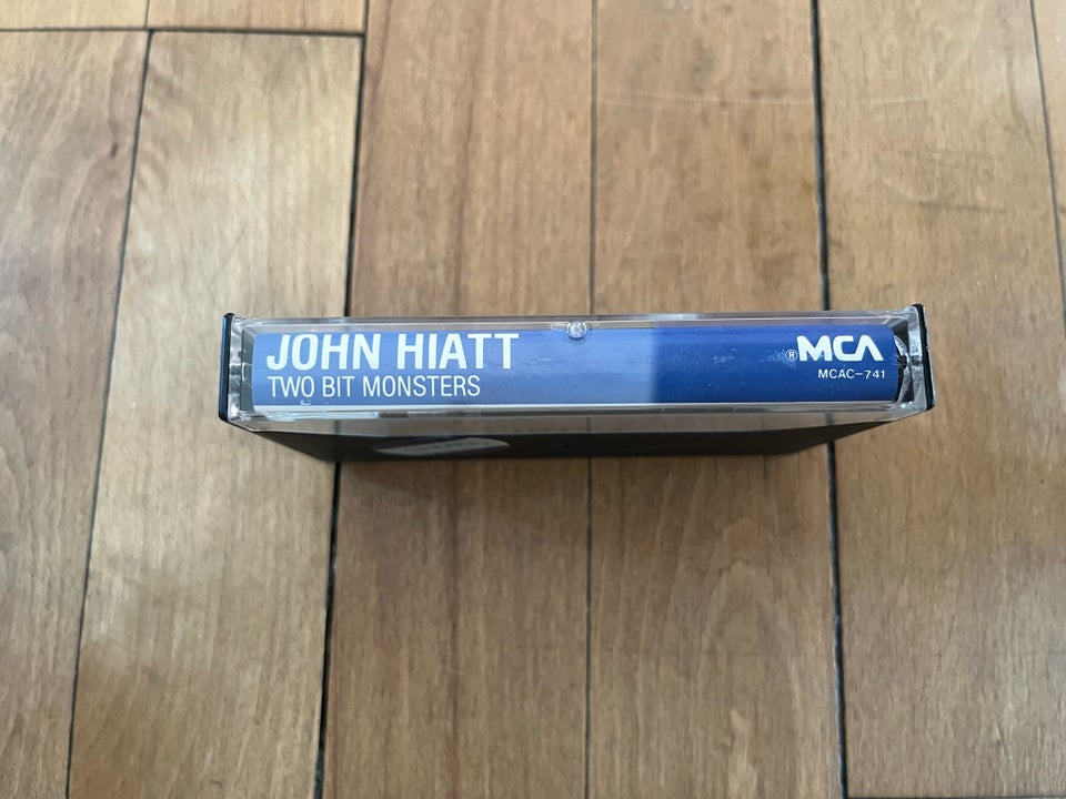 Bånd, John Hiatt, Two Bit Monsters