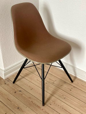 Eames, Glasfiber , Stol, Model i glasfiber med forside polstret og originale træben