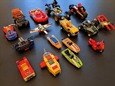 Lego blandet, Diverse køretøjer, både og fly, En fin samling af samlede lego-modeller. I fin stand -