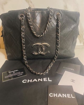Skuldertaske, Chanel, lammeskind, Chanel skuldertaske med stort CC logo

Denne smukke og stilfulde t