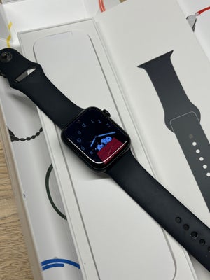 Smartwatch, Apple, Watch series 7. Fungerer 100%, men med et par dings / brugsmærker. Det er 7 årgan