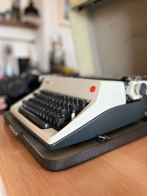 Skrivemaskine, God stand! Olympia skrivemaskine. Der medfølger kasse og blæk-dimser