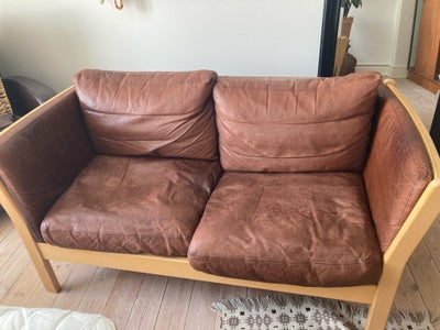 Sofa, læder, 2 pers., 2 personers sofa 
Træstel med læderpuder

Stand: brugt med fejl såsom mærkning
