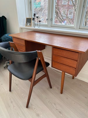 Skrivebord, Sælger vintage teak skrivebord med tilhørende stol. 
Har brugstegn og kunne godt bruge e