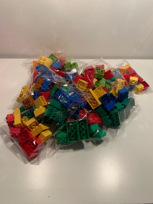 Lego Duplo, 6 poser med blandede Lego Duplo klodser. Klodserne er vasket og kommer fra et røg og dyr