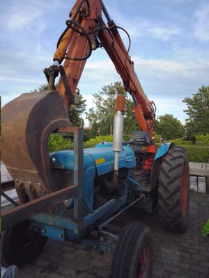 Havetraktor, fordson supermajor, 60 hk, ældre fordson med grave arm 
lidt rust lidt med bremser .fun