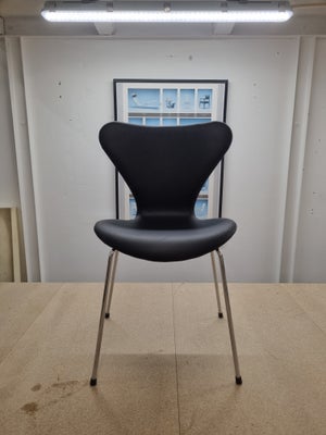 Arne Jacobsen, stol, 3107, Helt nypolstret 7er stol med den nye højde 46.5 polstret I lækker sort læ