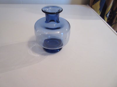 Vase,  Safir vase, Holmegård,  
Mål: højde 14 cm.
Design: Per Lütken
Vase med anhæng
Fremstår i hel 
