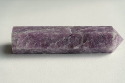 Smykker og sten, Krystal stav - Lepidolit, I den smukkeste lilla farve 

Vægt: ca 87 g

Længde: ca 9