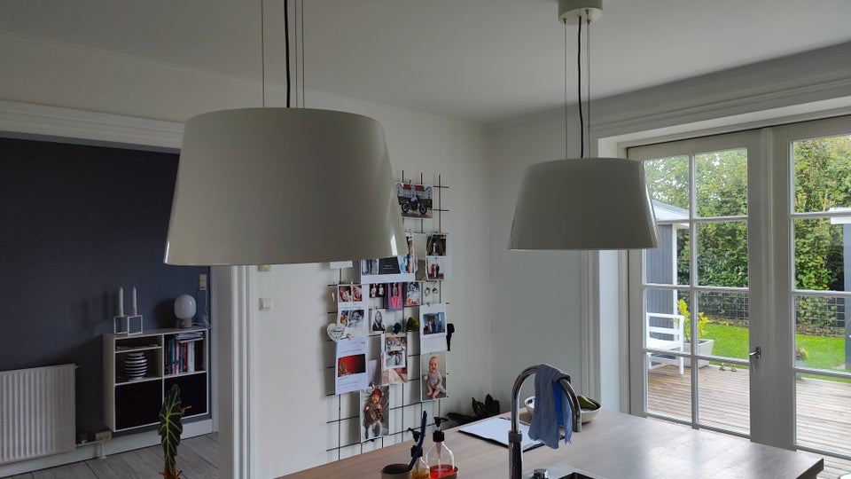 Hvid metal lampe