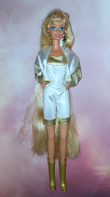 Barbie, Retro Hollywood Hair Barbie fra 1992, Hun er i brugt ren stand. Tøj er lidt slidt :) 

Tjek 