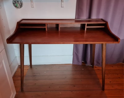 Skrivebord, Ukendt, b: 120 d: 60 h: 90, Super charmerende skrivebord. 
Det måler 120cm langt x 60 dy