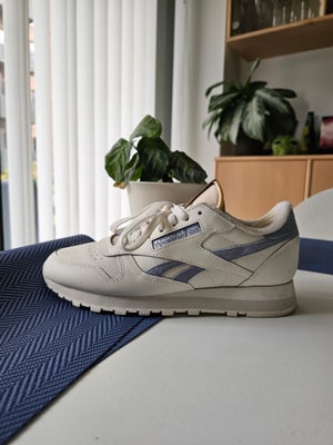 Sneakers, str. 40, Reebok,  Ubrugt, Hvid/beige, Læder, Ubrugt. Kun prøvet indendørs, købt for store 