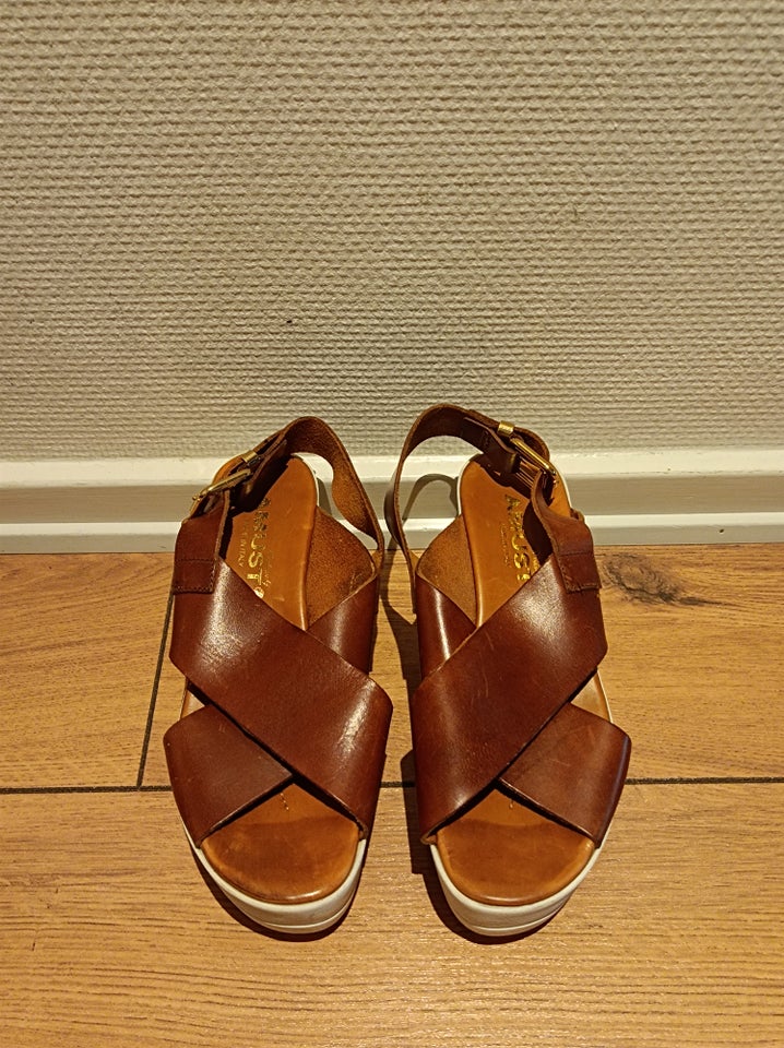 Sandaler, str. 37, AMUST