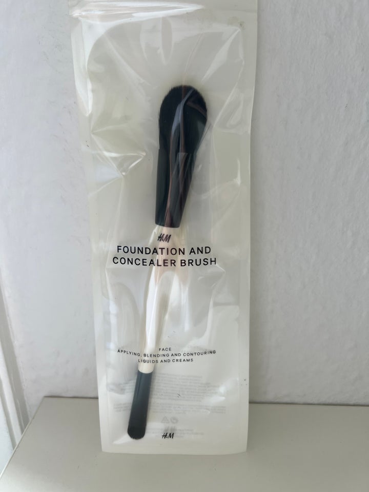 Makeup, NY & UBRUGT - Foundation and concealer Brush