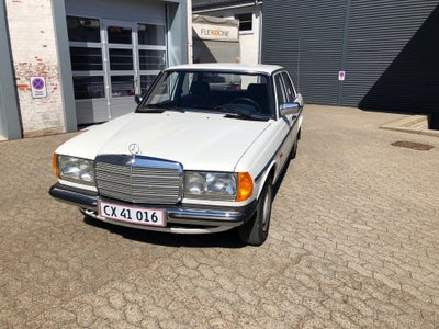 Mercedes 230 E, 2,3 aut., Benzin, 1983, km 123000, hvid, Flot og velholdt MB 230 E. 
Totalrenoveret 