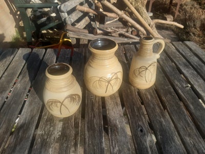 Keramik, Vaser, lysegul/palme-motiv, se opslag, West Germany / Bay, 

---

TV: Vase, lysegul/motiv, 