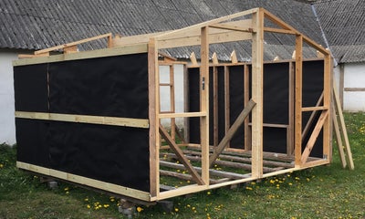 Tømmer, 15 m2 hytte / anneks / udhus konstruktion. Som skelet rammer + gulvbjælker + spær.
Usamlet r