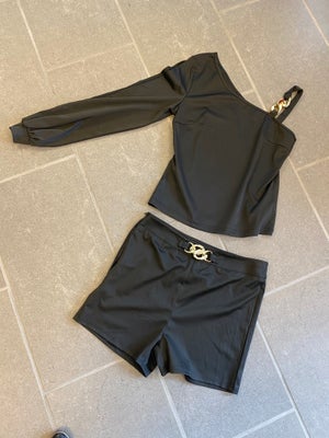 Sæt, Flotteste sæt med enarmet bluse og shorts, Chicme, str. L,  Sort ,  Polyester,  Næsten som ny, 