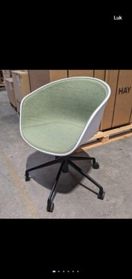 Hay, stol, AAC52, Frontpolstret Stole m/hjul og smuk grøntonet polstring.

Prisen er pr stk
Ialt til