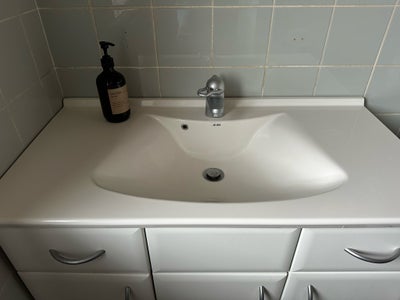 Aubo, Badeværelsesmøbel med håndvask og armatur. Væghængt ældre pæn stand. Dejlig stor håndvask. 
B: