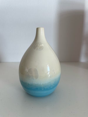 Vase, Keramikvase, Lille vase fra Wauw Design, hvid og blå med krystalglasur. Ca. 11 cm høj. Rigtig 