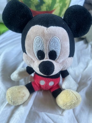 Bamser, Mickey mouse    Disney, Sælger denne fine lille Mickey mouse  fra Disney 
H 15 cm 
