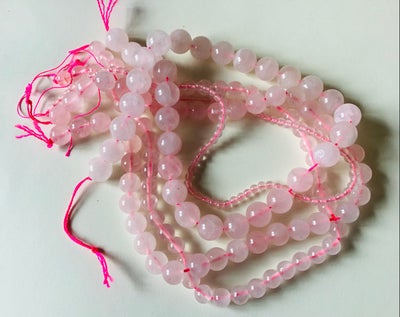 Perler, Hele strenge smukke ROSAKVARTS perler. Perlerne er blanke og jeg har dem i 4, 6, 8 og 10 mm.