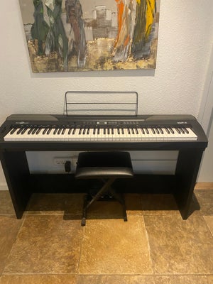 Klaver, andet mærke, SDP-4 sceneklaver, Super fint og velholdt klaver fra Gear4music!
Keyboardet har