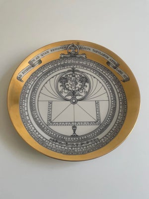 Porcelæn, Tallerken, Piero Fornasetti Astrolabe, Italiensk design af Piero Fornasetti som nr 3 i et 
