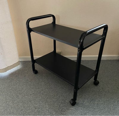 Rullebord, Sort rullebord på 4 hjul med træ plader og jern ben. Højde 60 cm. Længde 60 * 36 cm. Pris