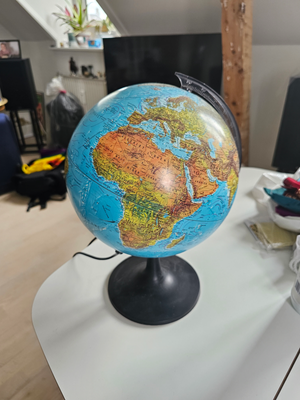 Globus, Scan-Globe, Fin globus i god stand, ledning til stik med tænd-sluk.
38 cm. høj.
Bor 200m fra