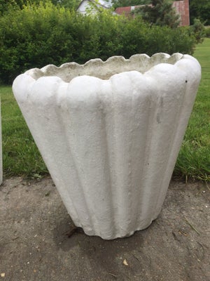 Havekrukke, Fin gammel cement have krukke.
Højde ca. 40 cm, bredde for oven ca. 42 cm.
Pris kr. 400,