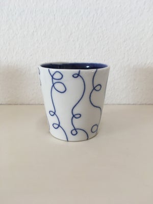 Keramik, Lille vase, Karin meijer lille krus, vase.
Måler 7 cm.