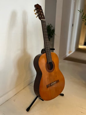 Spansk, Yamaha C-40, God entry level guitar. Den har lidt patina men spiller lækkert. Kom og prøv de