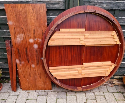 Spisebord, Dansk designet rundt spisebord I teaktræ / palisander. Bordet måler 115 cm i diameter og 