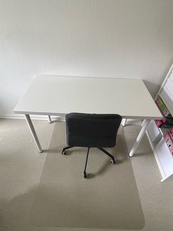Skrivebord med stol og gulvbeskytter