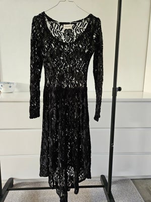 Anden kjole, Ganni, str. XS, Utrolig smuk Ganni kjole i sort med fine blonder. Str. XS. Brugt, men s