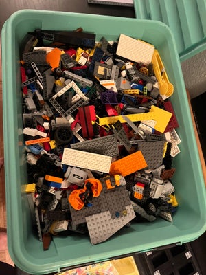 Lego blandet, Kasse med Lego fra en masse forskellige nyere sæt. Her er ikke hele sæt, men en masse 