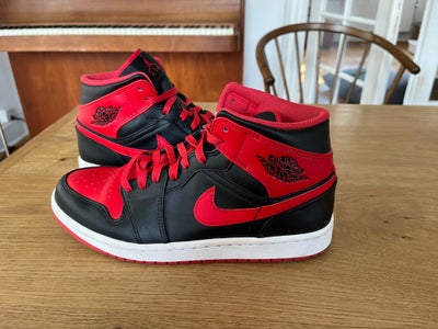 Sneakers, Jordan, str. 42,  Næsten som ny, Vildt fede Nike Jordan 1 mid i Bred colorwayen. De er ble