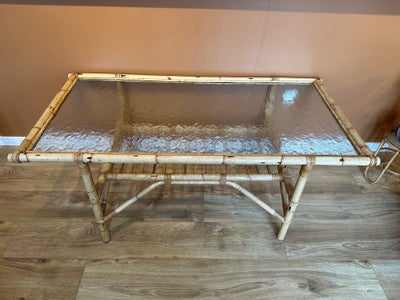Glasbord, andet materiale, b: 65 l: 134 h: 53, Fint bambusbord. Bordet fremstår flot og uden skader.