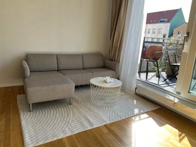 Sofa, Flot og velholdt sofa med chaiselong. Fra ikke-ryger hjem. Ingen husdyr.
Kan skilles meget nem