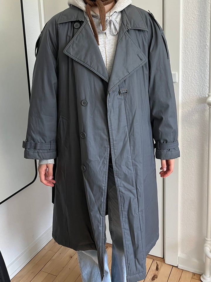 Trenchcoat, str. 40, John Monroe