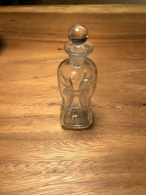 Glas, Klukflaske, Holmegaard, Lille klar klukflaske på 12 cm indgraveret M R 
Kan sendes for 43kr