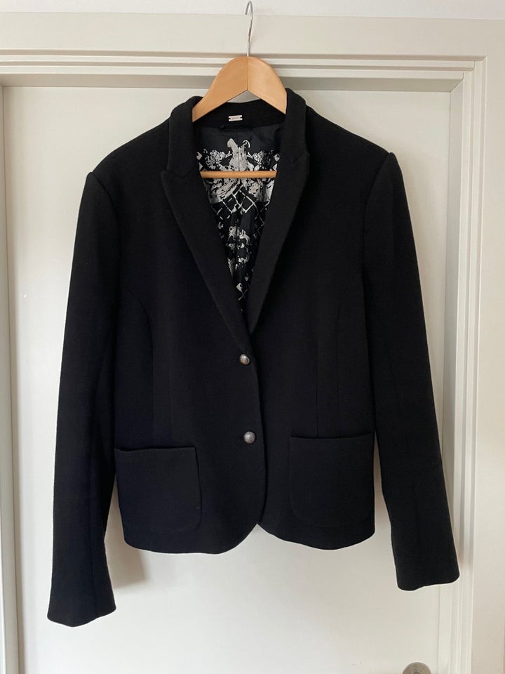 Blazer, str. 46, Gustav