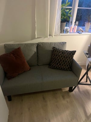 Sofa, Det er en grå sofa som næsten er helt ubrugt. Puderne følges ikke med.

Længde:125 cm
Højde 70