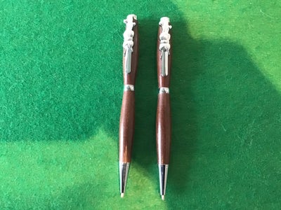 Kuglepenne, Træ kuglepen lavet i mahognitræ med “strikkeclips”.
Pris: 110 kr.
Kan afhentes i Aalborg